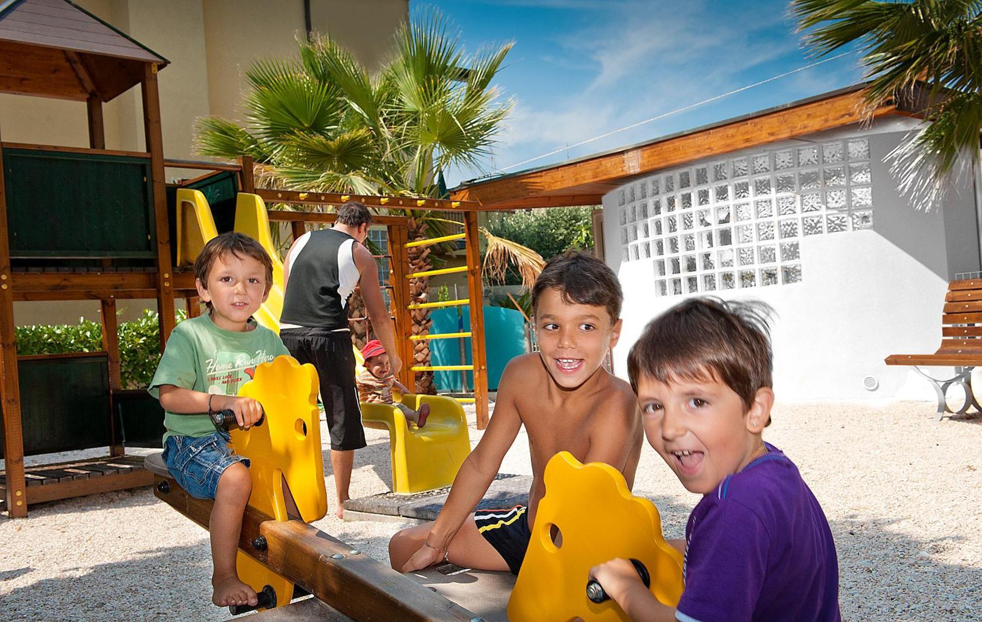 Hotel Paris Resort بيلاريا-إيجيا مارينا المظهر الخارجي الصورة